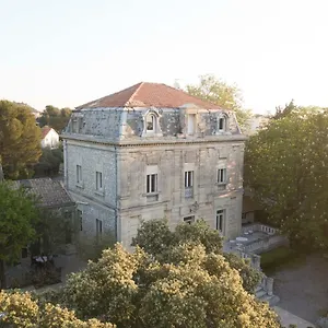 Hotel Logis Résidence Les Cèdres, Villeneuve-lès-Avignon